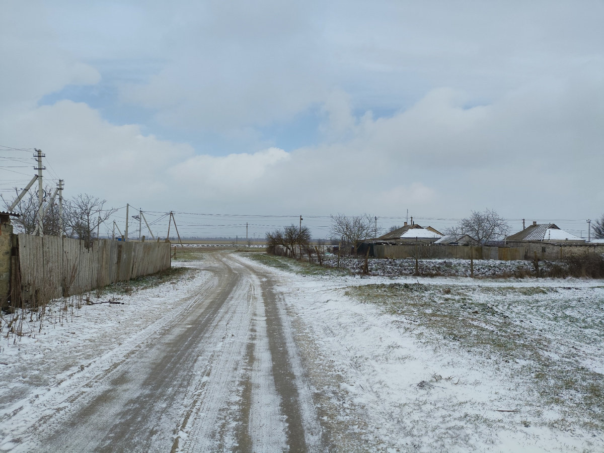 Это уже обратно иду. Самый противный участок. Открытое место и ветер в харю....