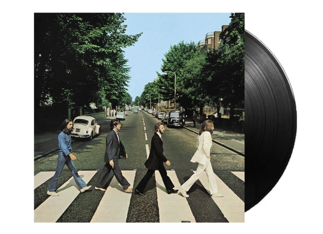 Студия Abbey Road была первой в мире специально построенной студией звукозаписи и быстро стала центром популярной музыки. Именно в этом здании The Beatles записали почти весь свой студийный материал, прежде чем назвать свой последний альбом в честь улицы, на которой они провели почти десять лет