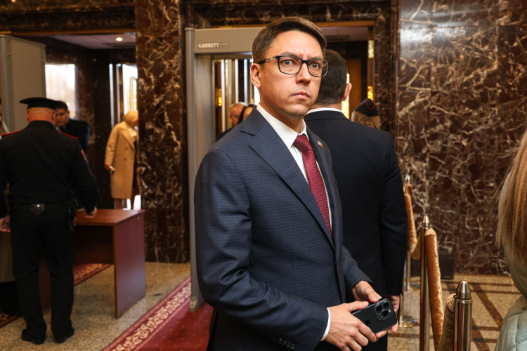    Ренат Шамсутдинов отметил, что администрация продолжает наращивать темпы дорожно-строительных работ. Только за 2025 год были отремонтированы улицы Сахалинская, Воровского, Октябрьская и Проспект Ямашева. Общая протяженность отремонтированных участков составила 4,5 км.   
Фото: «БИЗНЕС Online»