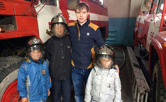 В Новосибирской области случайно проходивший мимо 20-летний Алексей Зуев спас из огня четырех детей и беременную женщину