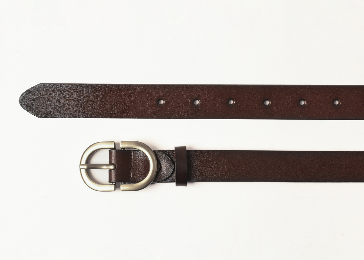 ремень под джинсы из итальянской кожи с минималистичной пряжкой и специальной отделкой для предотвражения внешних повреждений