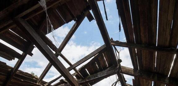    В Казани из-за тяжести снега обрушилась крыша многоквартирного дома, жители остались без отопления