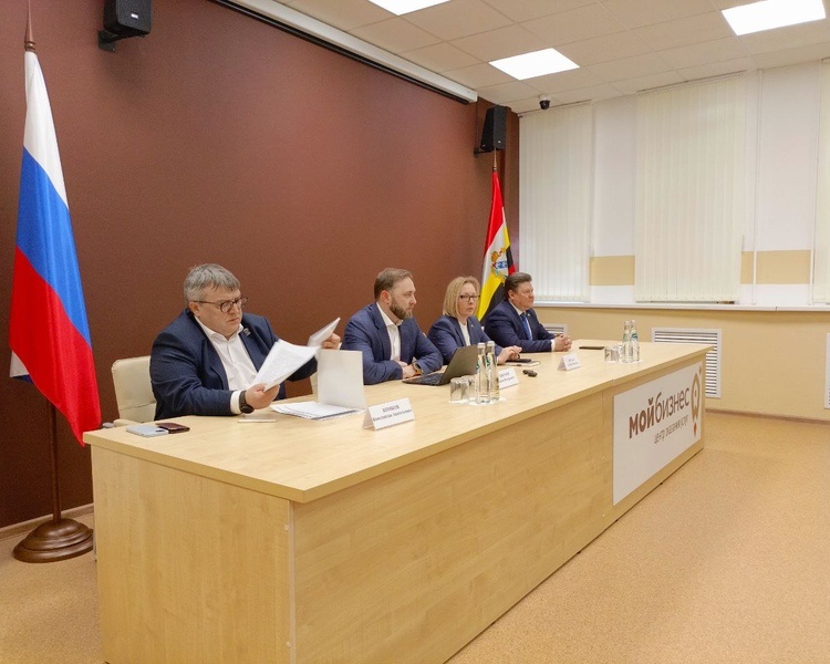     В Курске обсудили цифровую трансформацию региона с замминистра Минцифры РФ