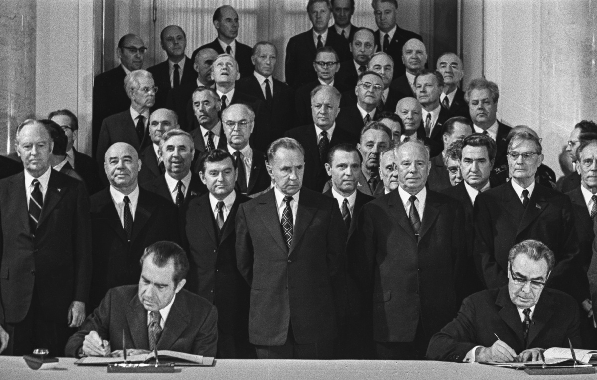    Президент США Ричард Никсон и генсек ЦК КПСС Леонид Брежнев во время подписания совместных документов по вопросам ограничения стратегических вооружений, 1972 год  ТАСС