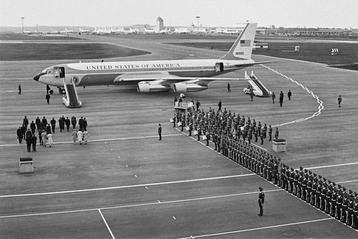    Встреча президента США Ричарда Никсона на Внуковском аэродроме, 1972 год   
Алексей Стужин/ТАСС