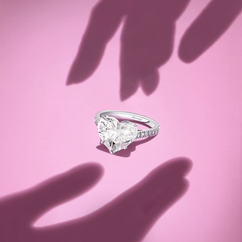 На фото: солитер Mercury Classic из белого золота с центральным бриллиантом огранки сердце и круглыми бриллиантами на шинке