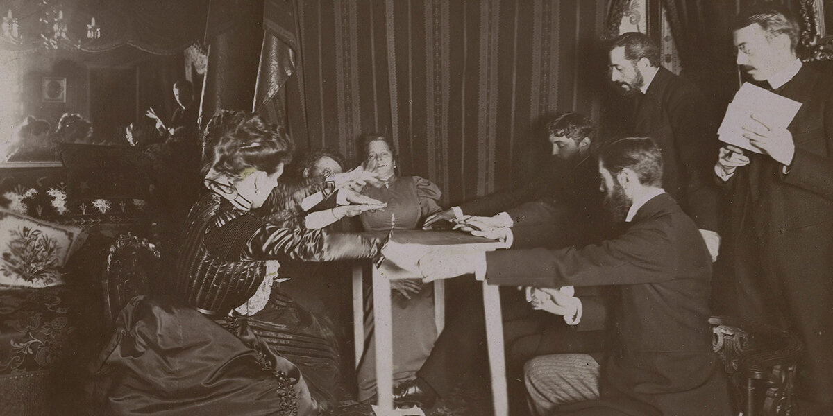 Спиритический сеанс (так называемое "столоверчение")