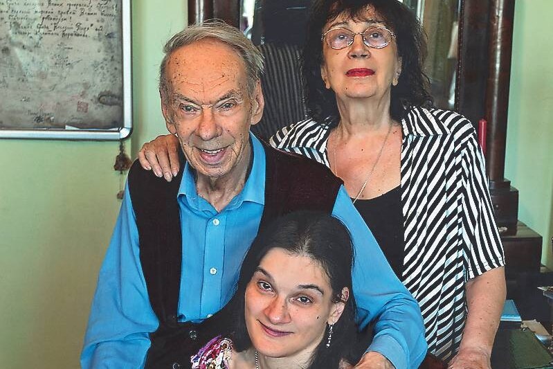     Скандал после похорон вдовы Алексея Баталова: младшую дочь актеров возмутил ультиматум Натальи Дрожжиной