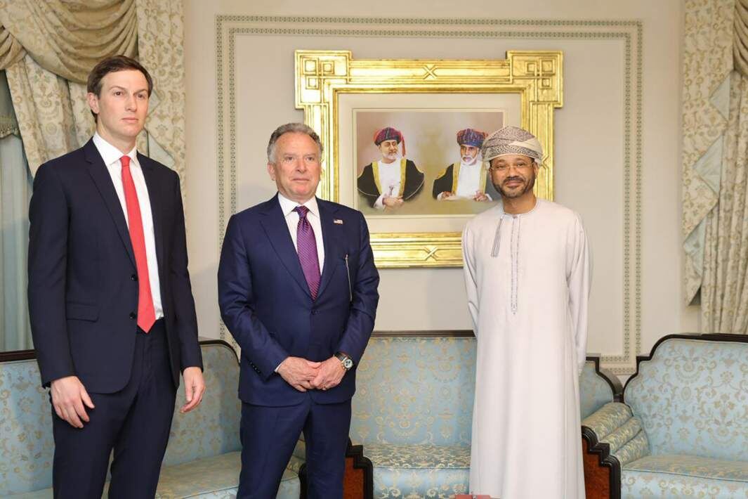 Министр иностранных дел Омана Сайид Бадр бин Хамад бин Хамуд Альбусаиди встречается со специальным посланником президента США Стивом Уиткоффом и Джаредом Кушнером в Маскате, Оман, 6 февраля
Фото: Global Look Press/Ministry of Information in Oman