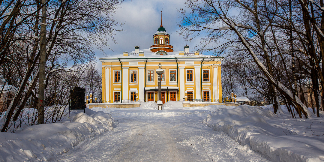 Усадьба Кунцево - не самая известная, но интересная и уютная московская усадьба. Вновь здесь оказался, показываю фотосравнения "зима-весна"