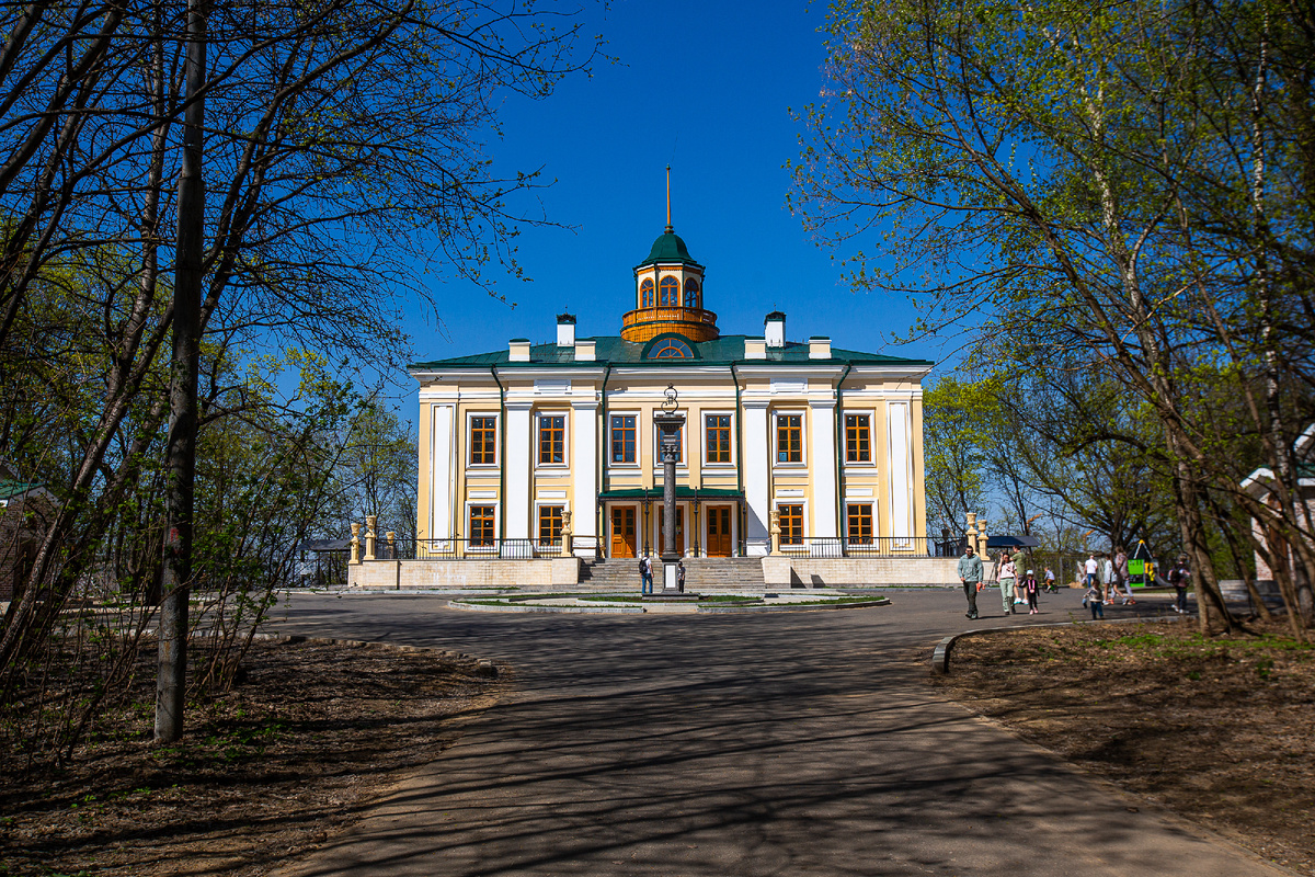 Главный дом усадьбы Кунцево. Апрель 2025 года. Москва. Фото автора статьи