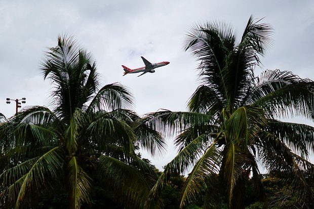    Самолет взлетает из главного аэропорта Гаваны, Куба. Фото: Alexandre Meneghini / Reuters