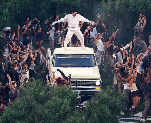 Bad Bunny, Леди Гага, свадьба в прямом эфире и первые кадры спин-оффа «Однажды в Голливуде»: как прошел Супербоул-2026