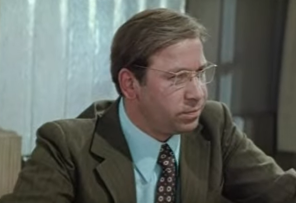 Кадр из фильма. Алекандр Анисимов в роли заместителя погибшего директора