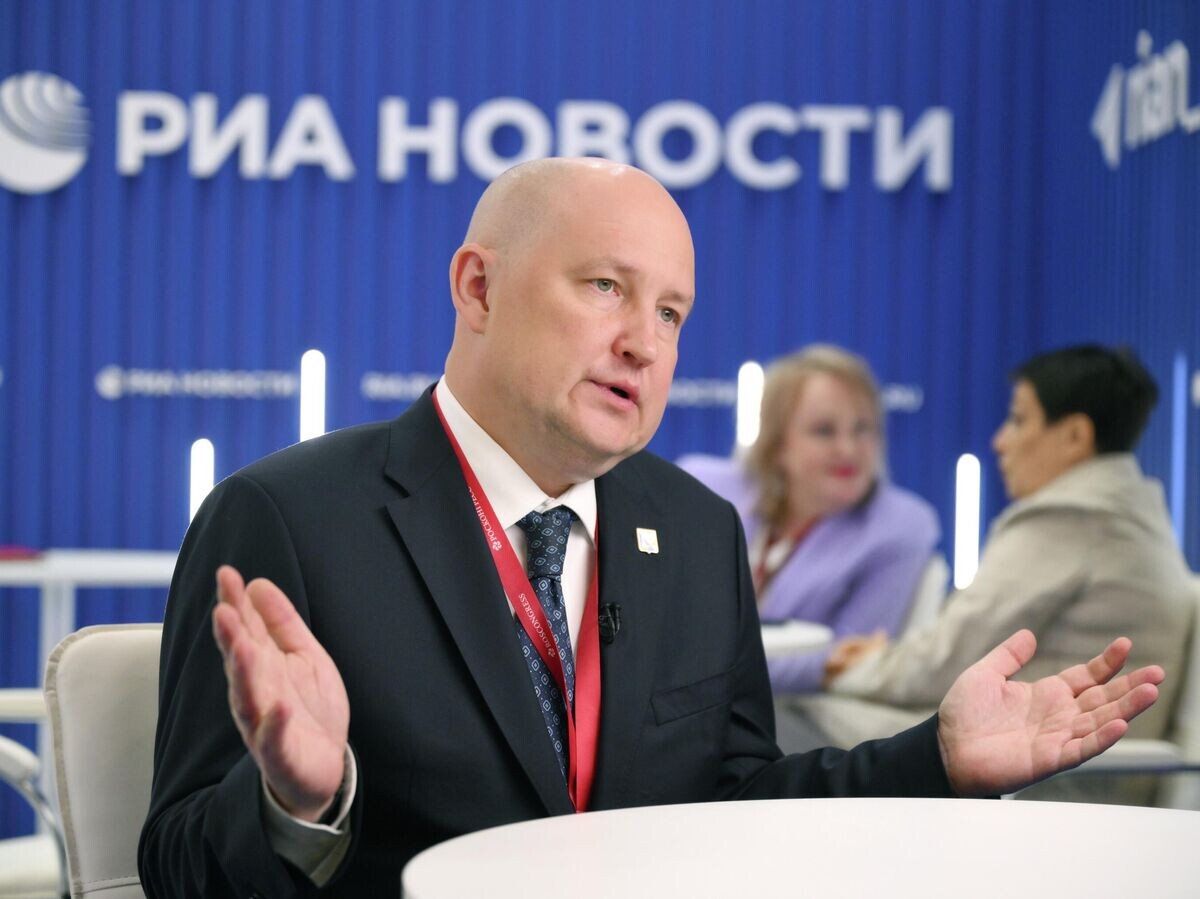    Михаил Развожаев на стенде РИА Новости на ПМЭФ-2025 | © РИА Новости / Григорий Сысоев