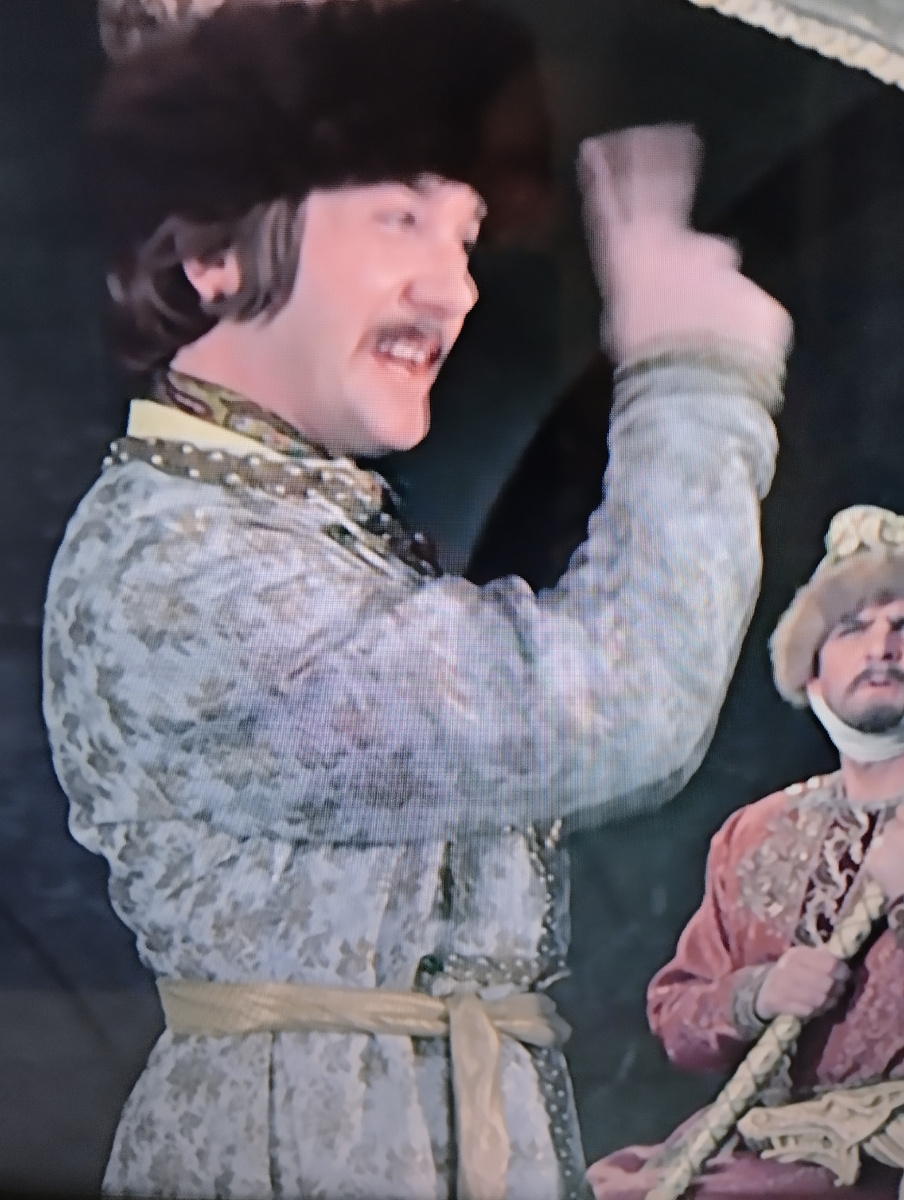 "Ну это вы поторопились!" Кадр из кинофильма "Иван Васильевич меняет профессию" 