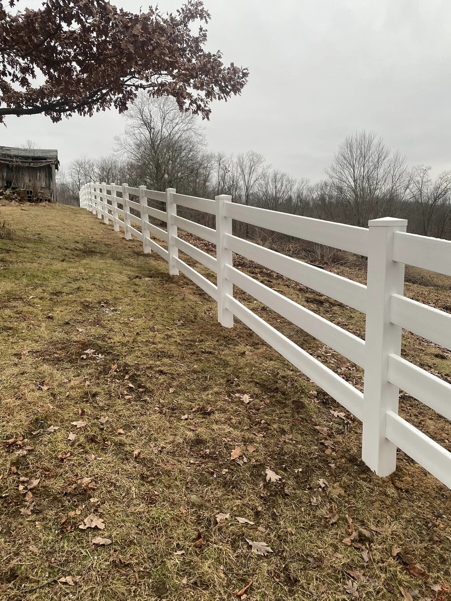 Ограждение для животных на частной ферме.