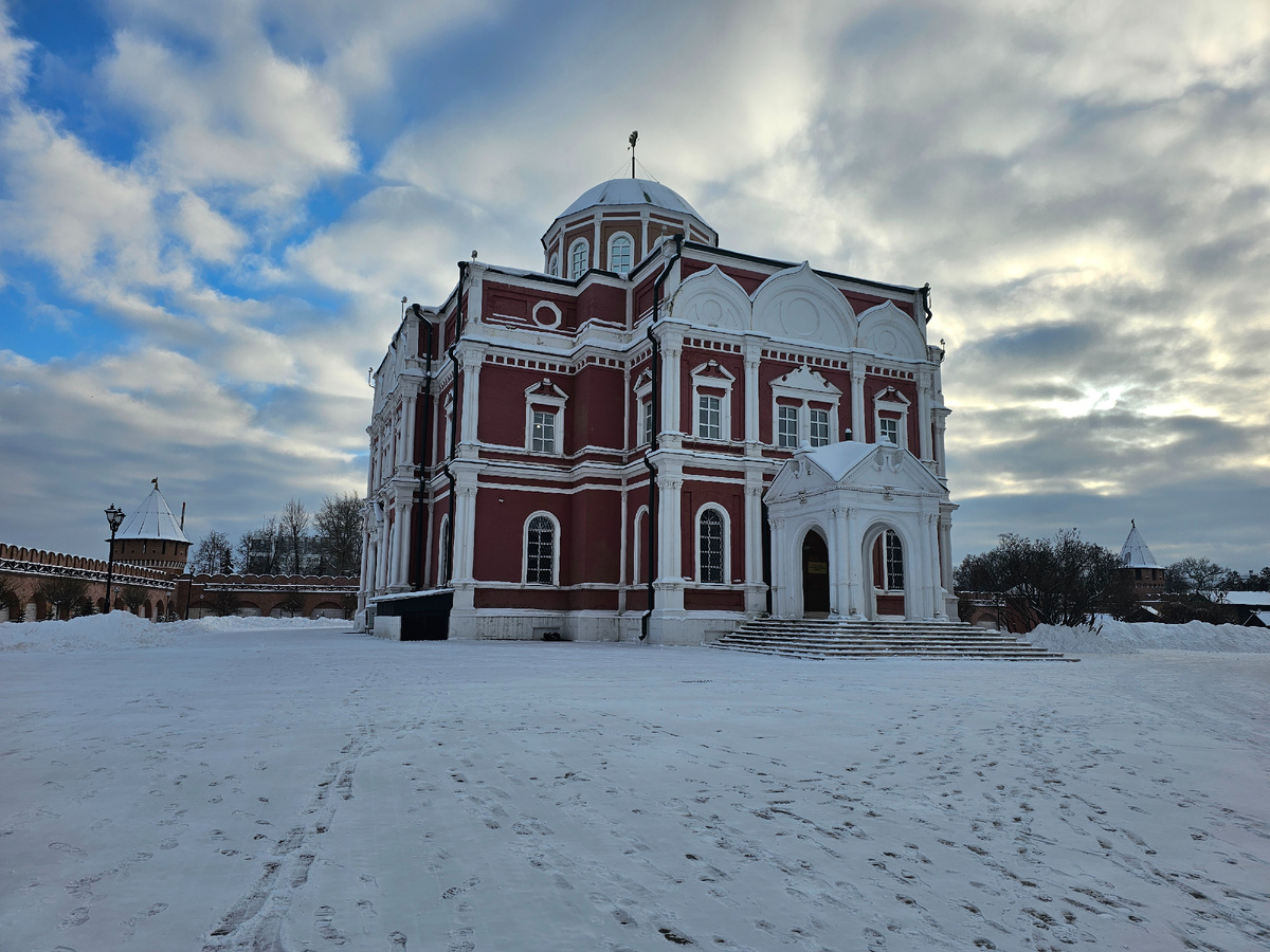 Здание Богоявленского собора, там до сих пор располагается филиал Музея оружия