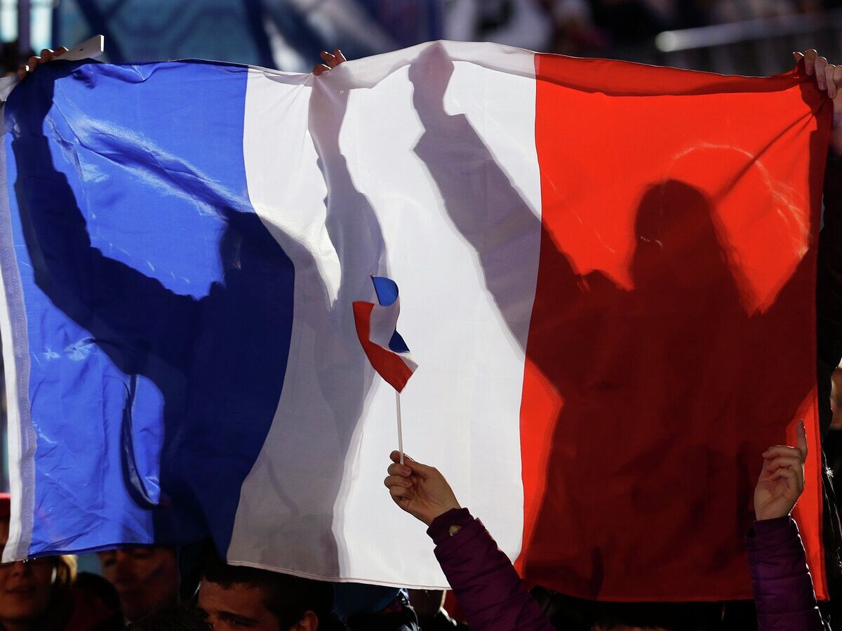    Люди держат флаг Франции | © AP Photo / Morry Gash