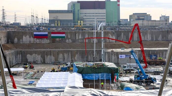    Энергетический проект на Дунае: Венгрия и Россия сотрудничают в области атомной энергетики, несмотря на политическое давление Брюсселя.