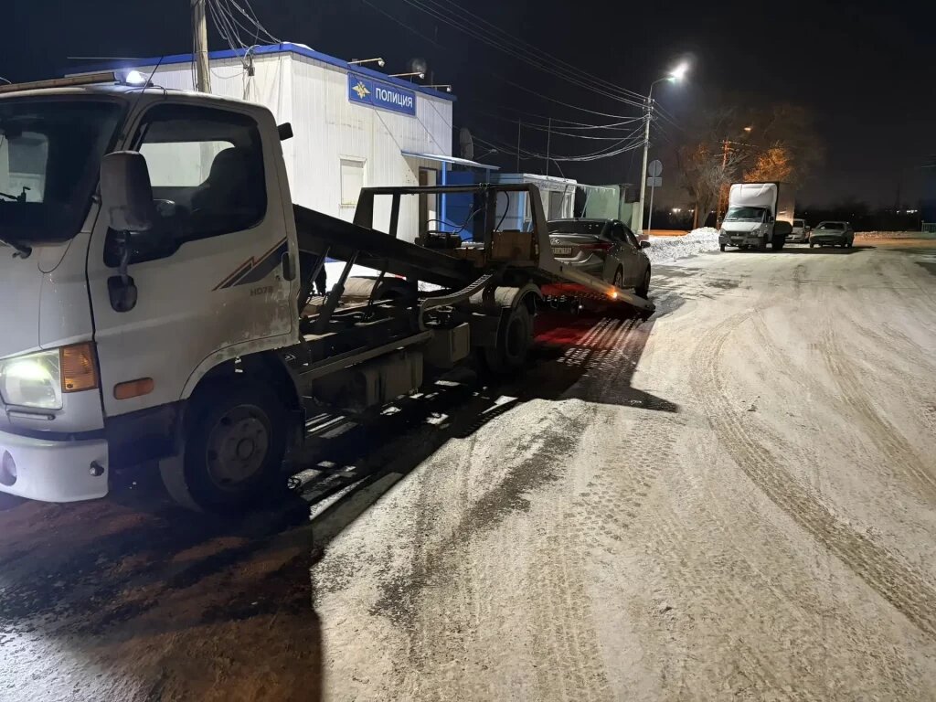 Фото Госавтоинспекция УМВД Волжского📷    Спецстоянка и 4 штрафа: в Волжском задержан 21-летний таксист с туркменскими правами
