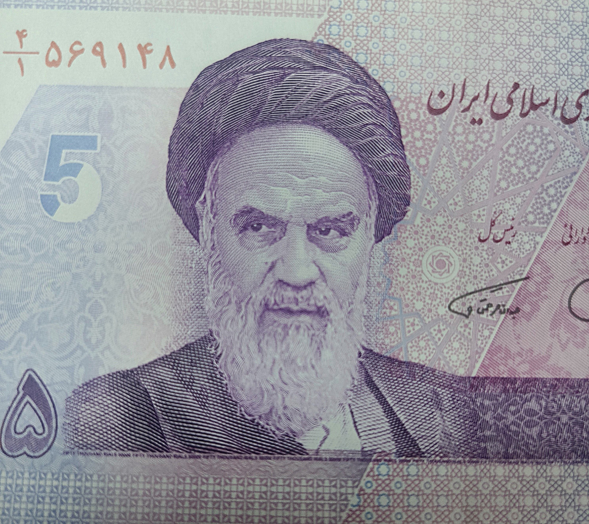 Строгий взгляд с каждой купюры...