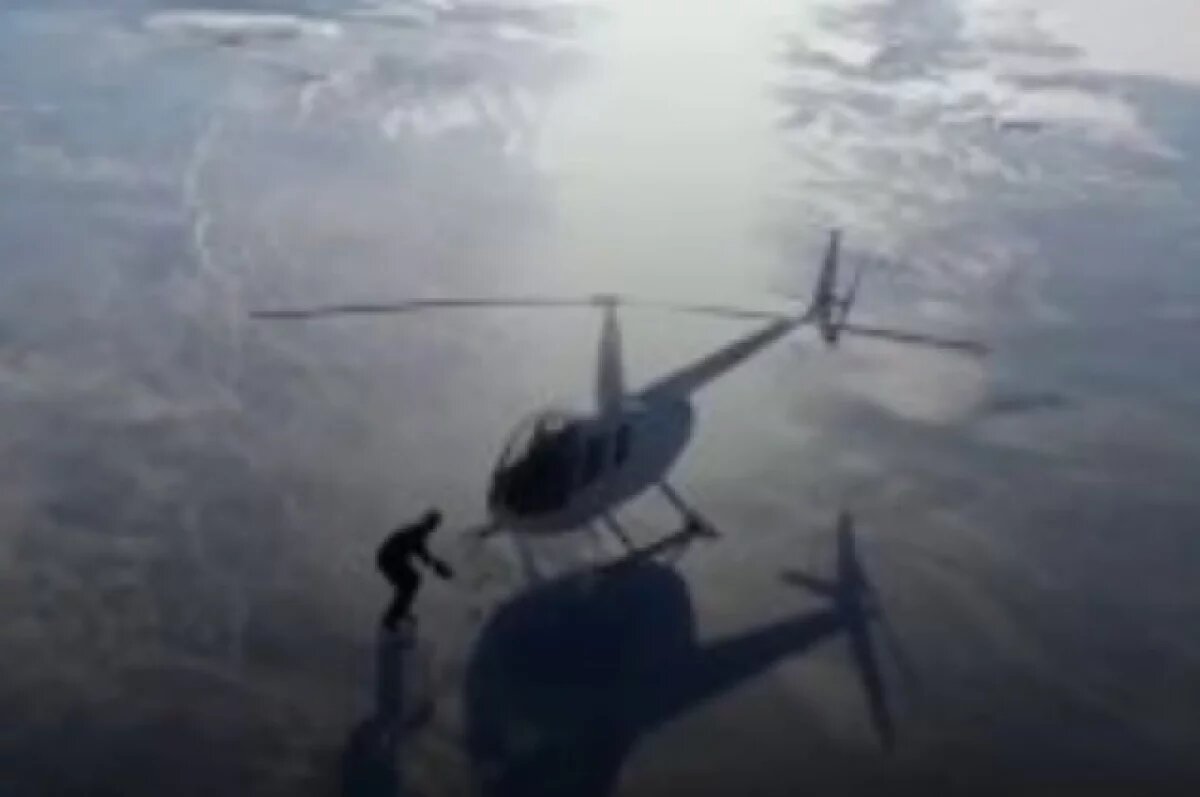    На Алтае туристы посадили вертолет на лед на реке и сыграли там в хоккей