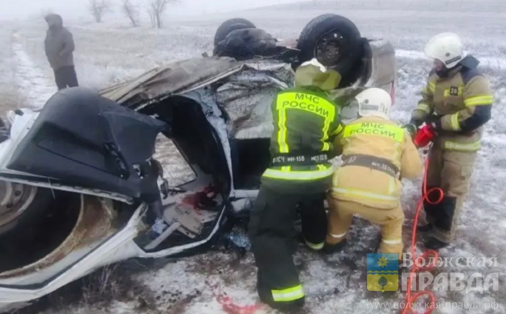 Фото ГУ МЧС по Республике Калмыкия📷    Трое погибли, шестеро — тяжёлые: в Калмыкии в лобовом ДТП столкнулись волгоградские «Гранта» и «Ларгус»
