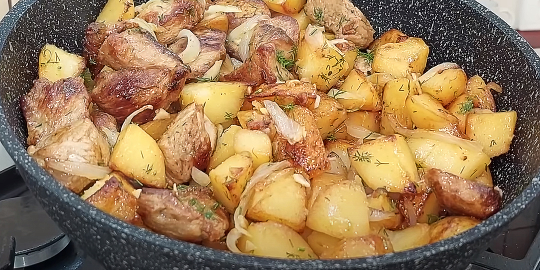 Сегодня порадовала мужа простым блюдом - Картошка с мясом на сковороде))