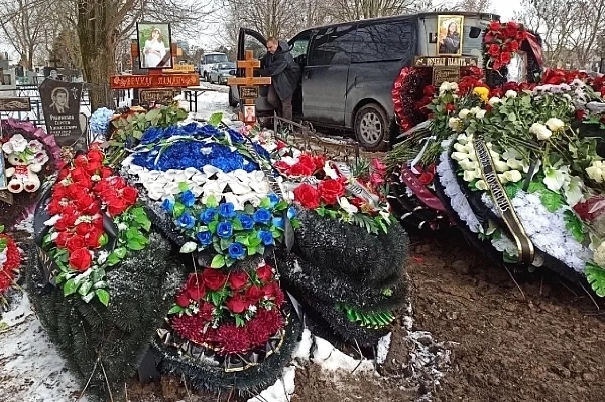    Две могилы рядом.