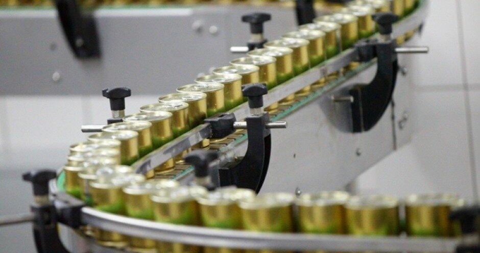    В ходе контроля специалисты сверили данные о грузе, указанные в ветеринарных сопроводительных документах, проверили дату изготовления консервов, санитарное состояние продукции и транспортного средства. Источник фото: meat-expert.ru.