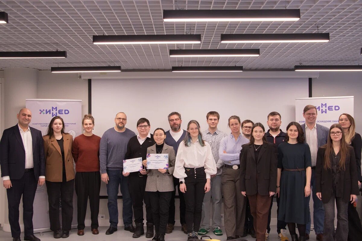 Представители команд проектов-победителей получили награды из рук руководителей холдинга