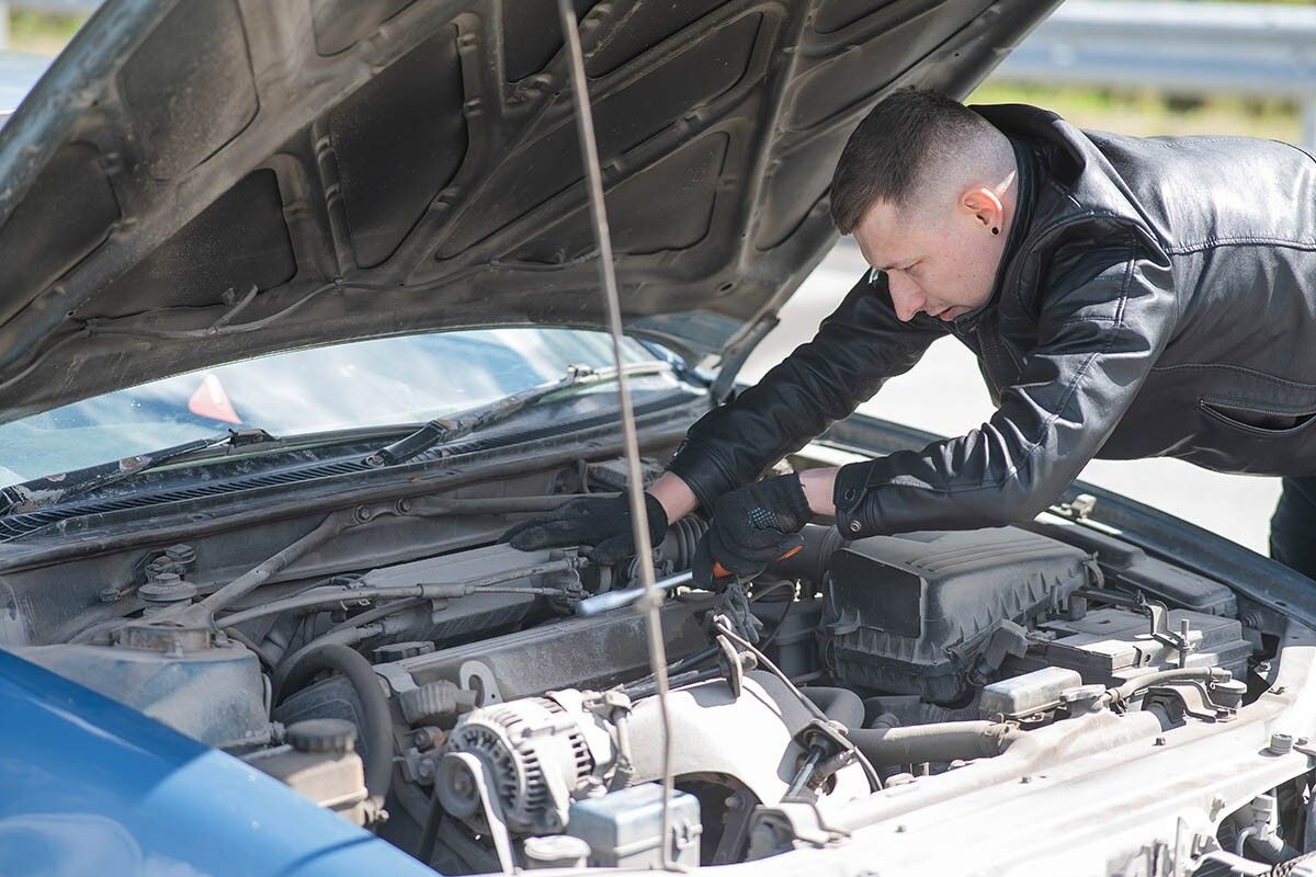 Чтобы проверить давление в рампе, нужно хорошо разбираться в строении автомобиля. Источник: Reshetnikov_art / Shutterstock / FOTODOM📷
