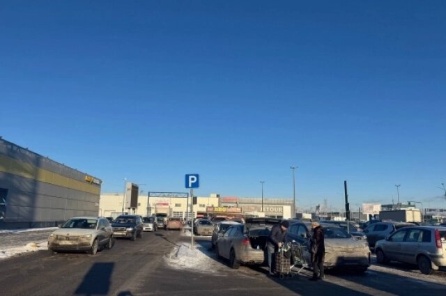    Дети продолжают мыть фары машин на парковке около гиппермаркета Фото: АиФ-Петербург/ Арина Кулешова