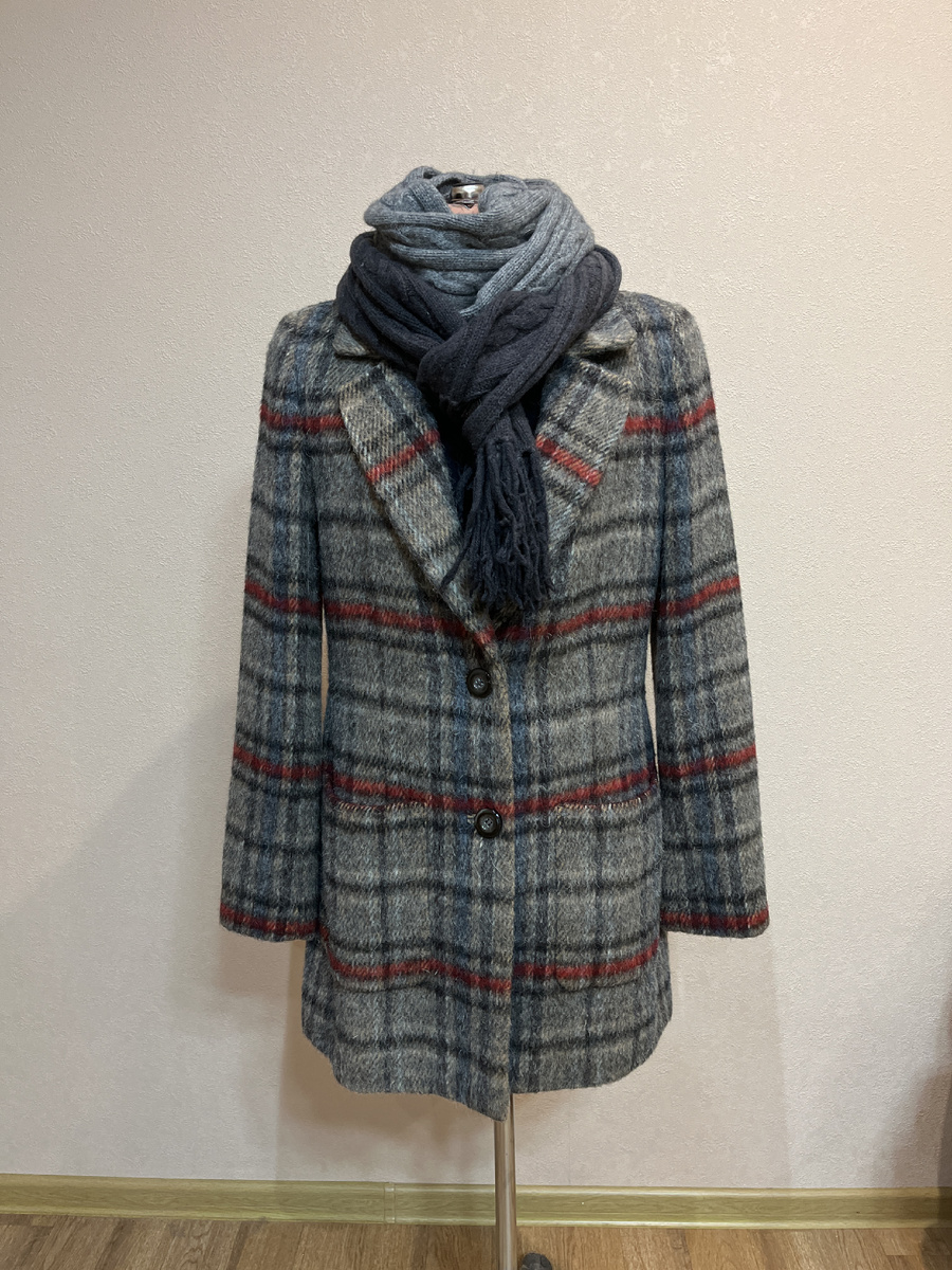 Пиджак теплый серого цвета в клетку, размер 44 -46(S/M). Подходит для вести, осени и теплой зимы.