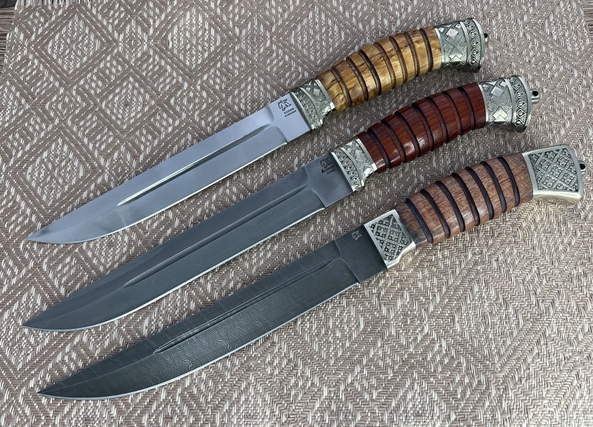 Нож Пластун от Кузницы Овсова представлен в трех разных сталях