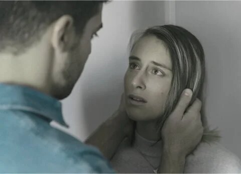 Стоит отметить, что газлайтинг – одна из самых жестких и жестоких манипулятивных форм психологического насилия. Поэтому давайте подробно рассмотрим несколько советов, которые помогут распознать газлайтинг в отношениях.