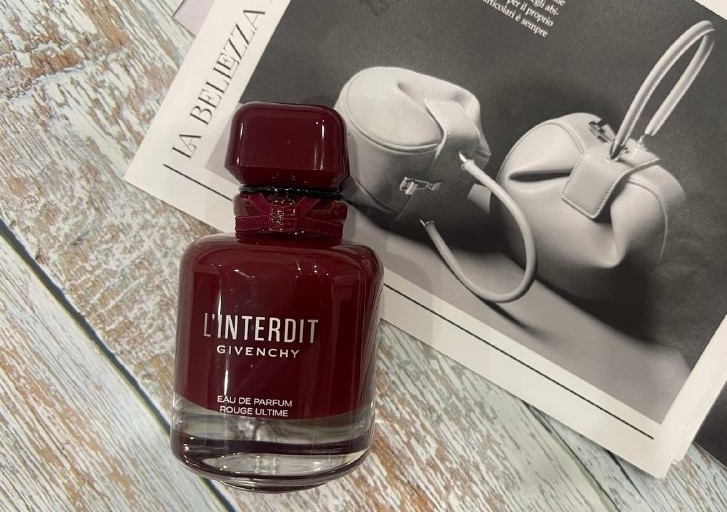 L'Interdit Eau de Parfum Rouge Ultime Givenchy — это аромат для женщин, он принадлежит к группе восточные цветочные. L'Interdit Eau de Parfum Rouge Ultime выпущен в 2023 году. L'Interdit Eau de Parfum Rouge Ultime был создан Dominique Ropion, Anne Flipo и Fanny Bal. Верхние ноты: Тунисский апельсиновый цвет, Жасмин Самбак и Тунисский нероли; средние ноты: Индийская тубероза и Какао; базовые ноты: Пачули из Индонезии, Табак, Ambroxan и Ветивер.
