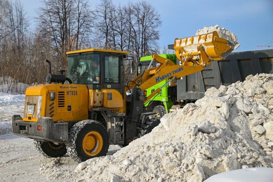    Уборка снега в Барнауле. Источник: barnaul.org