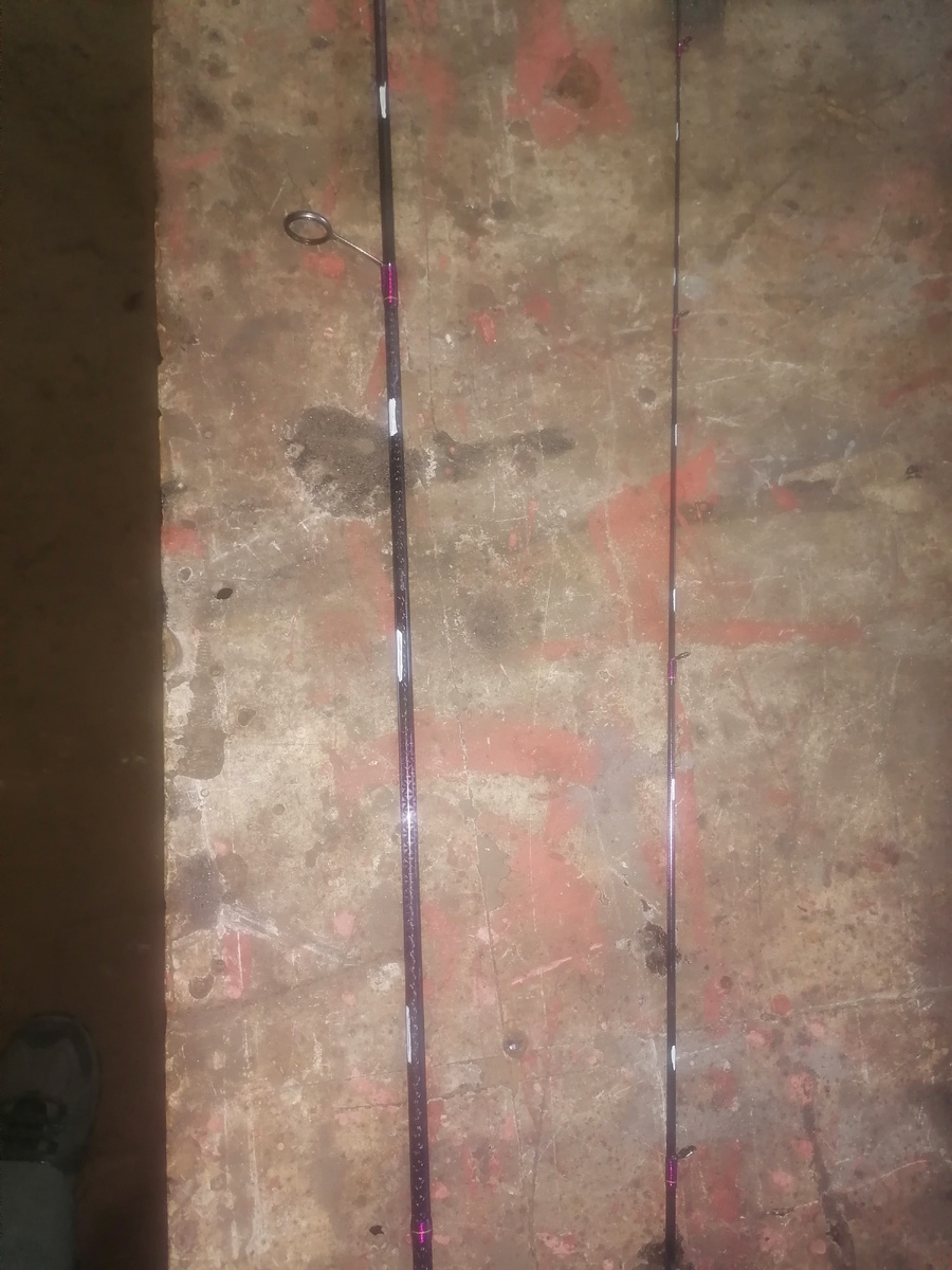 Вот типичный образец из линейки спиннингов (с ценником более 20 тыс руб за каждый), превозносимой карманными спортсменами очень известной на нашей пустоши Фирмы, собранный на бланке с кривыми ребрами жесткости. Несколько линеек этого бренда - от дешевых до топовых - были собраны на подобных "мусорных" бланках. Случайностей здесь быть не может.  (ход ребер жесткости с "винтом вправо" отмечен пунктиром белого маркера) 