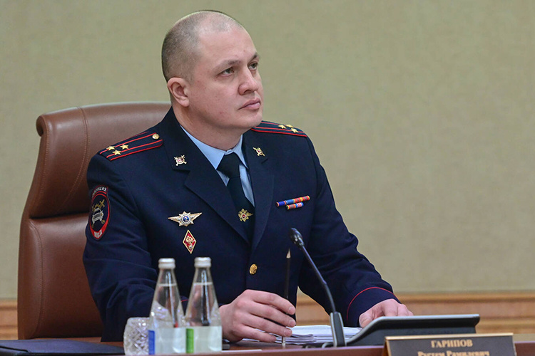    12 человек с начала года погибли на встречке — Гарипов, озвучив эти цифры, вывел на экран страшные кадры смертельных аварий: Нижнекамский район, Приволжский район Казани, Тукаевский, Агрызский, Высокогорский районы.   
Фото:  пресс-служба правительства РТ