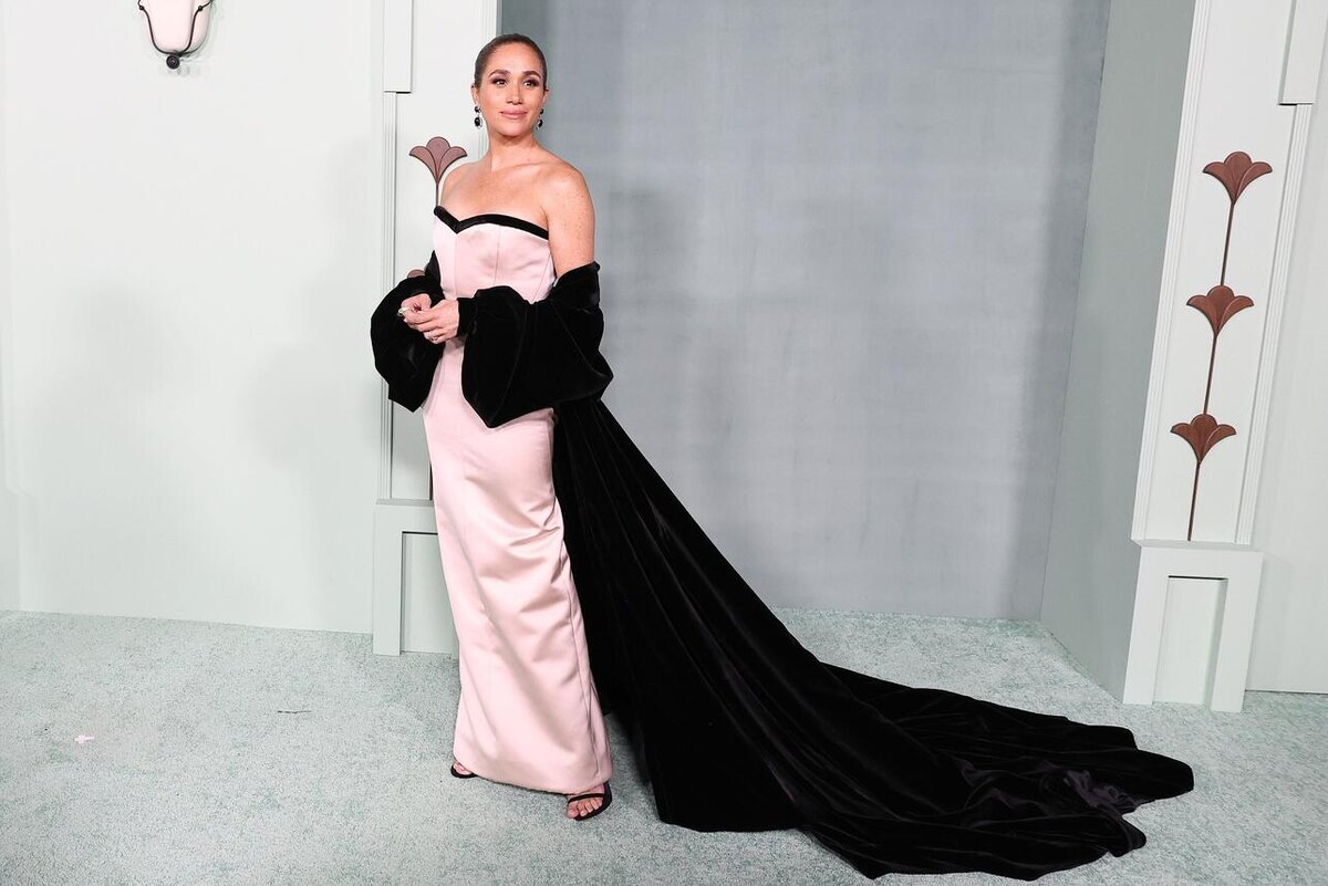    Меган Маркл раскритиковали за неуместный наряд LEGION-MEDIA