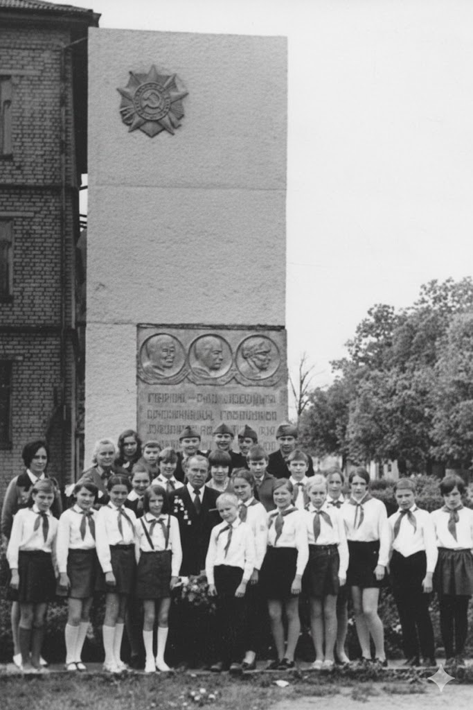 На снимке с пионерами дружины им. Т. Васильевой школы № 7 – брат героини, Валентин Иванович Васильев. Фото П.А. Локтионова, 1975 г.