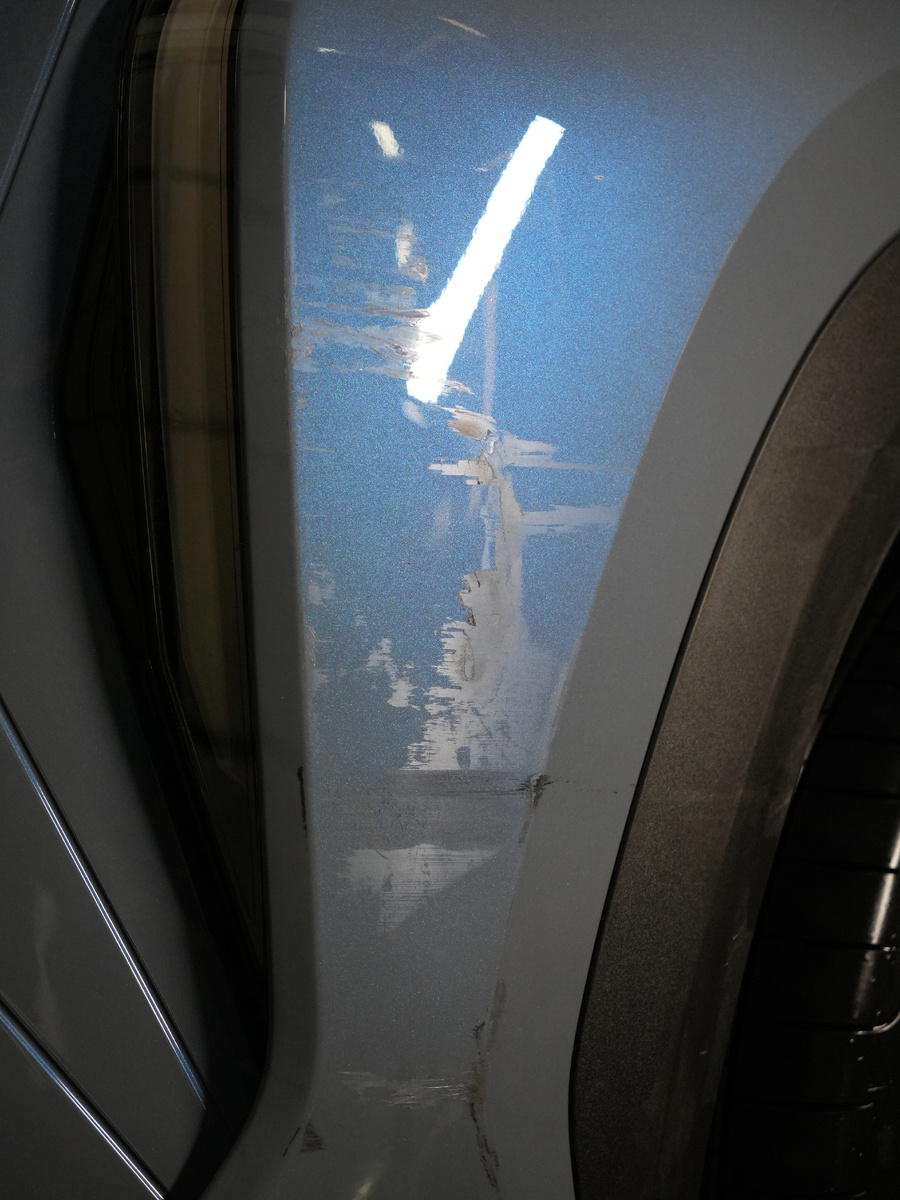 Крупный план ЛКП “до” — паутинка от моек, микрориски на лаке