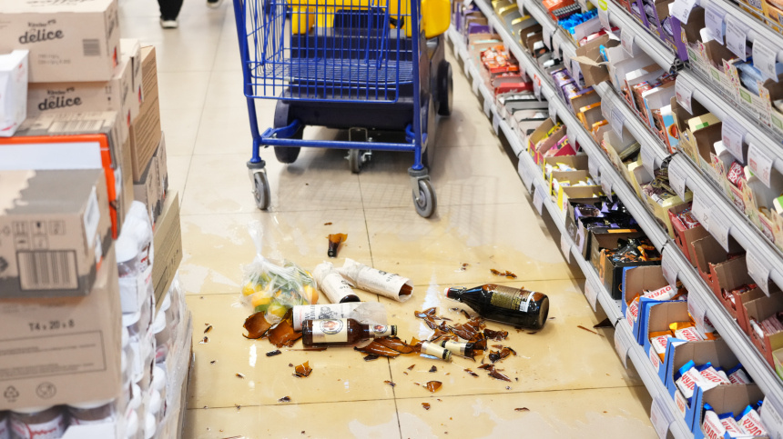 «Разбил — не платишь»: юрист объяснил, когда магазин не имеет права требовать денег за случайно разбитый товар