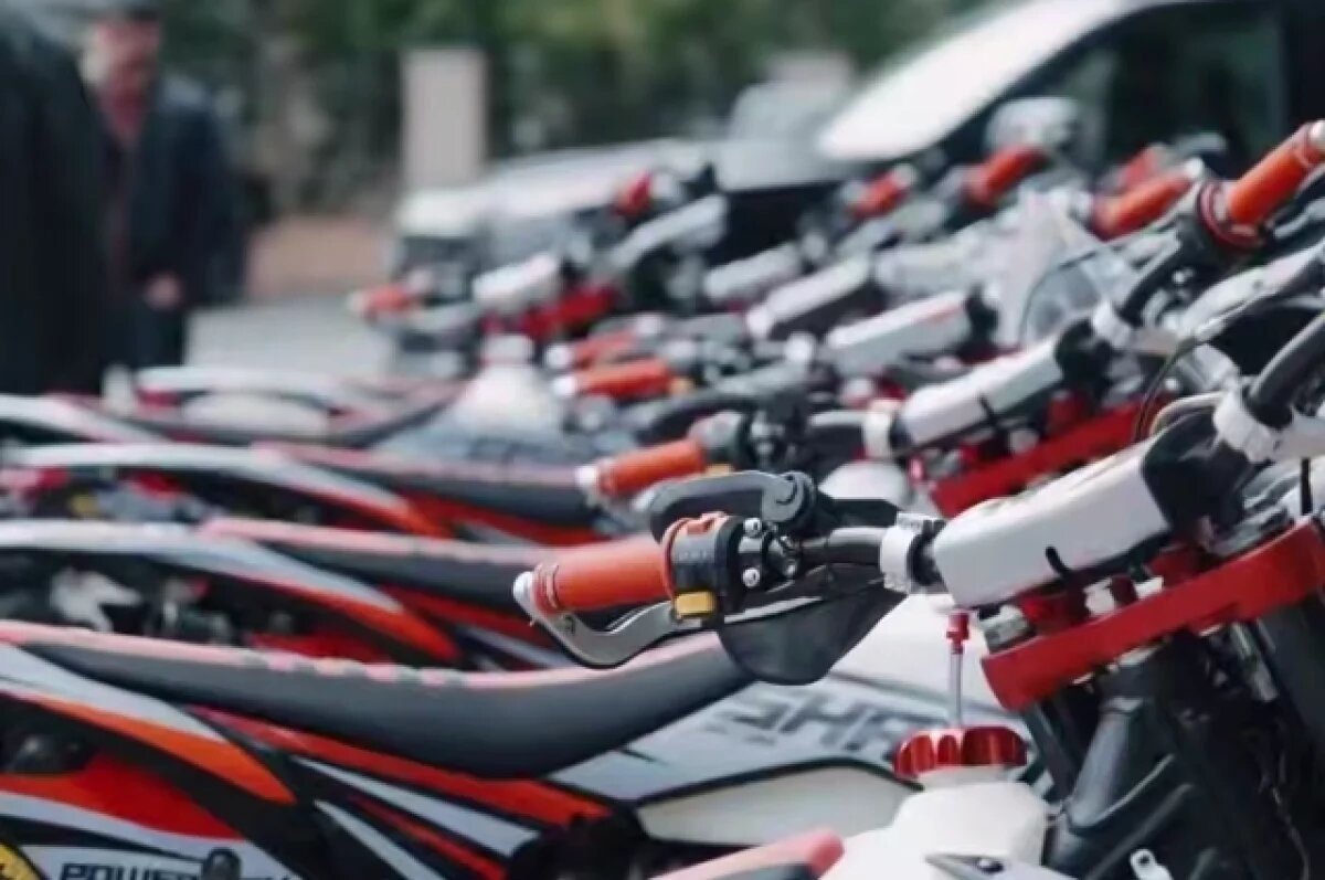    Появилось видео, как Сабуров передает 10 мотоциклов бойцам «Легион Вагнер»