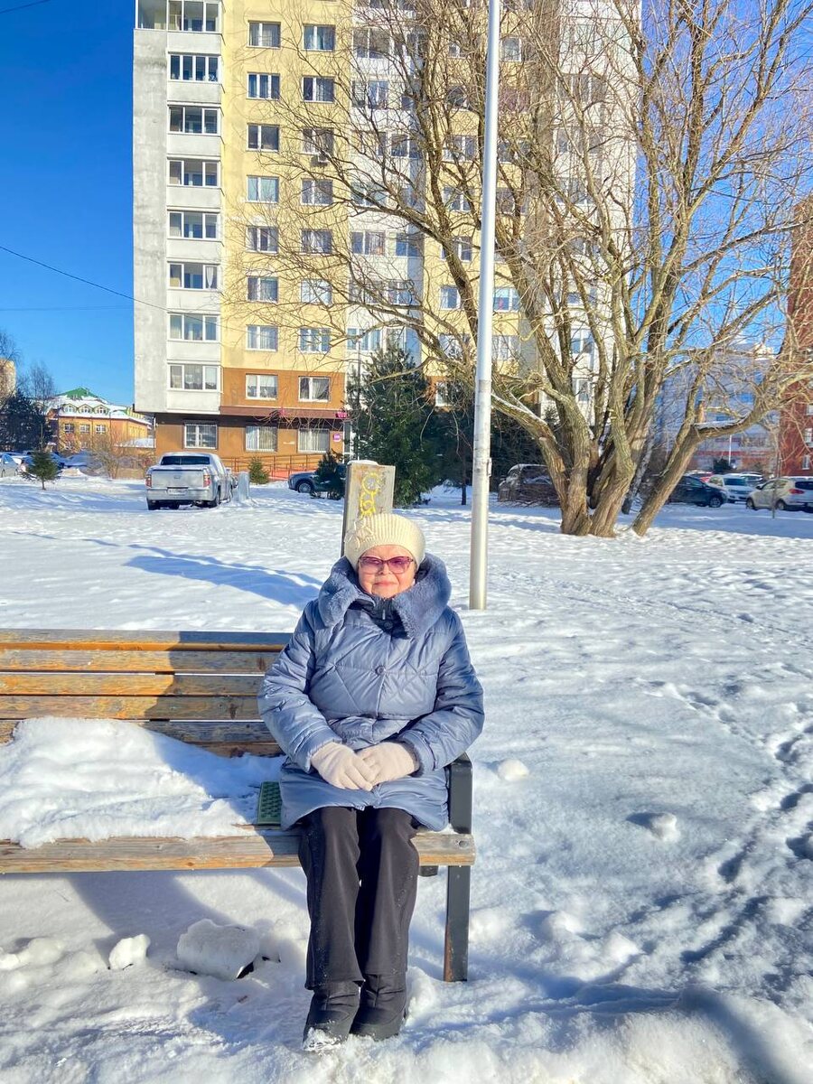 Я на прогулке у нашего дома.