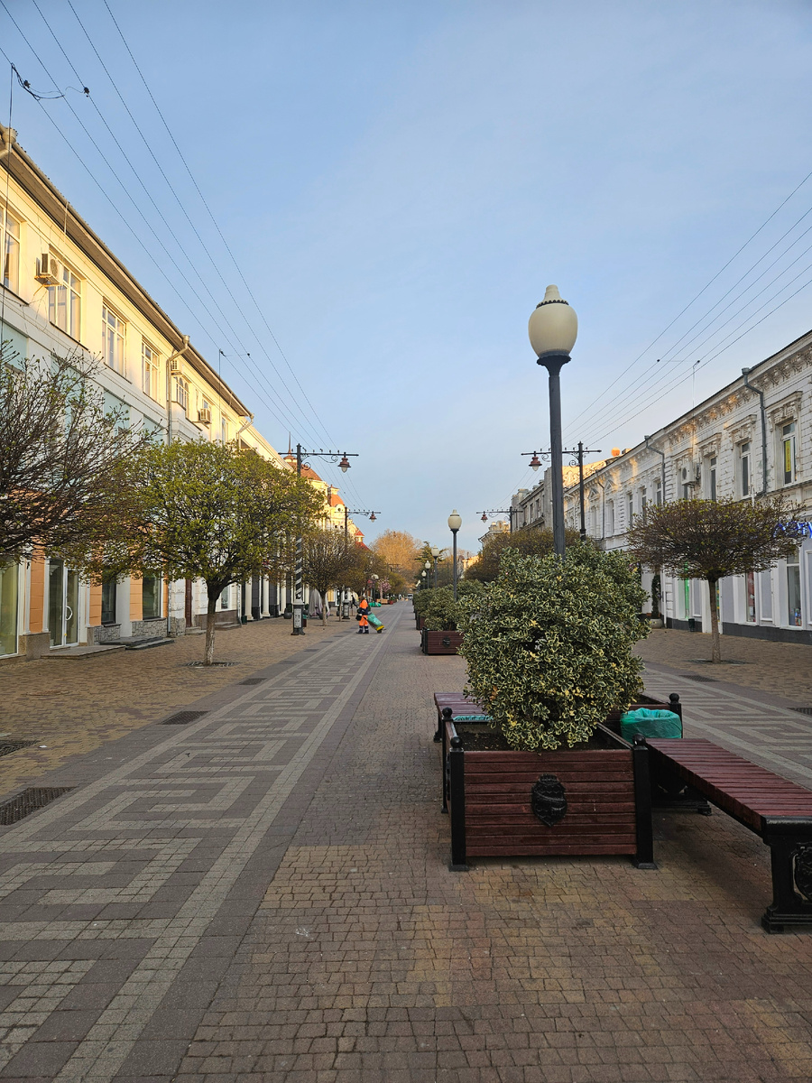 Фото из предыдущей поездки: пешеходная улица в Симферополе