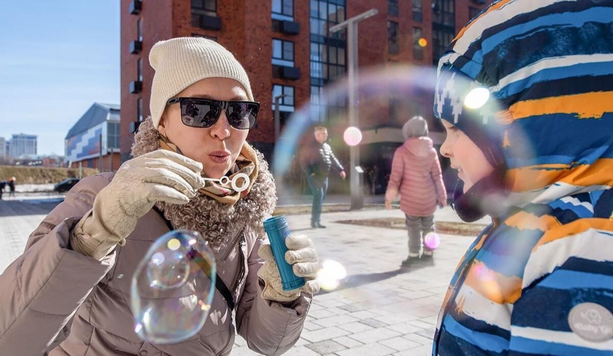     Мама с ребёнком на площадке. Источник: mos.ru Автор фото: В. Новикова.