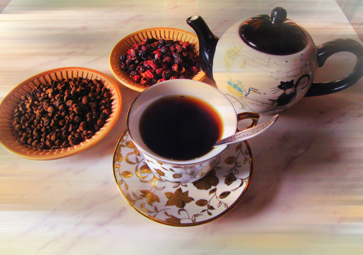 В блюдцах сушёные ягоды - лесная малина и шиповник.